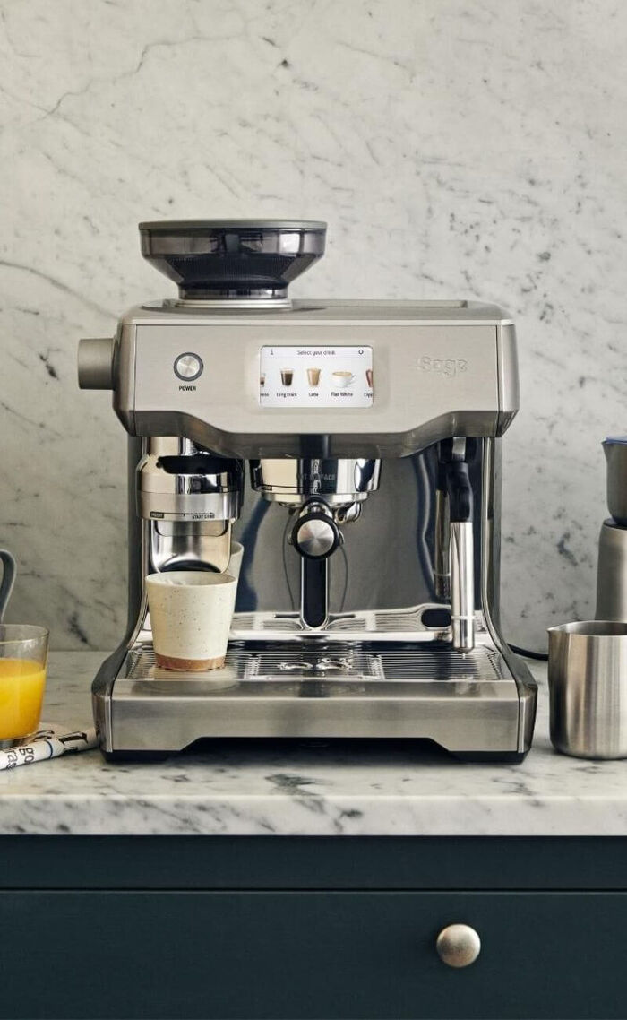 Sage kaffemaskine på bænk