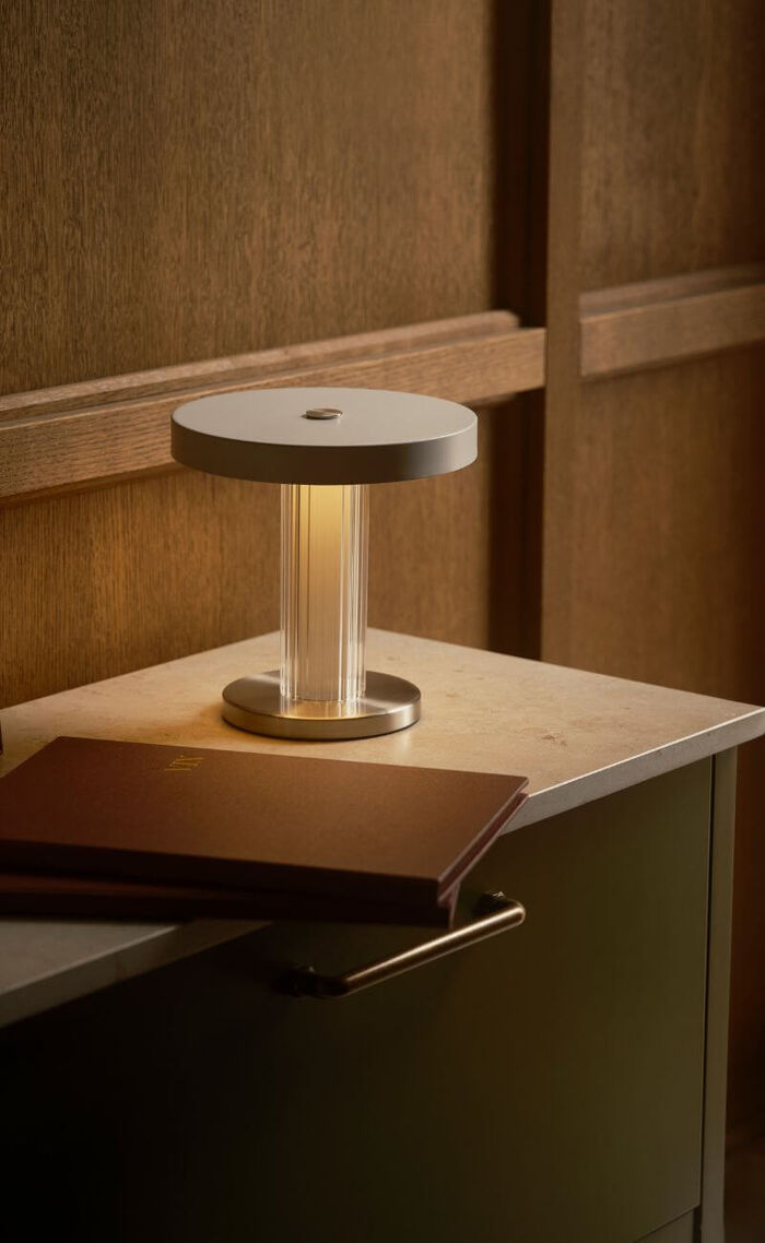 Bordlampe på en bænk