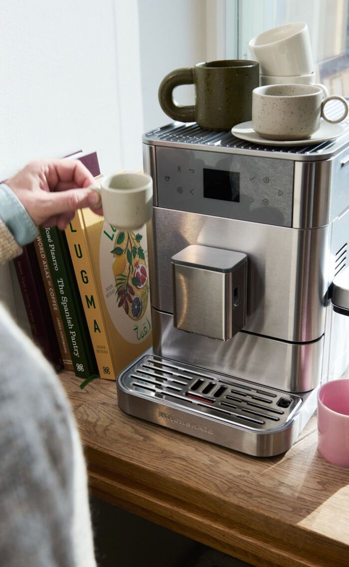 Kaffemaskine i køkkenvindue