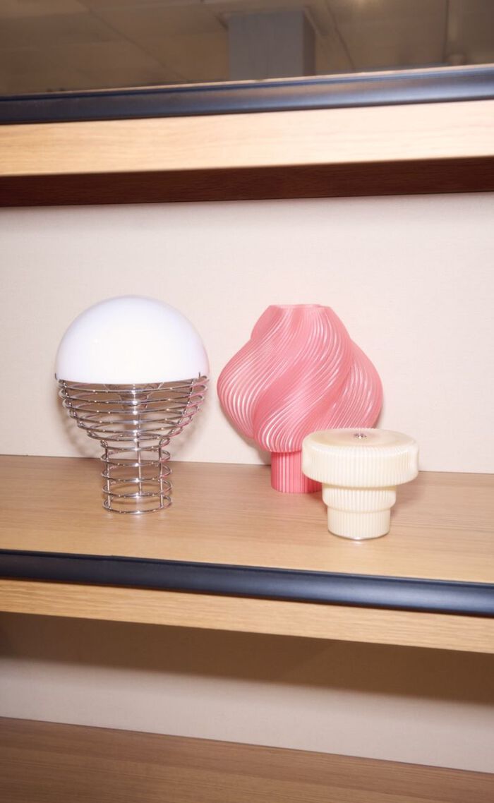 Skulpturelle lamper på bord