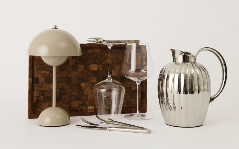 Stilleben med lampe, glas, bestik og kande