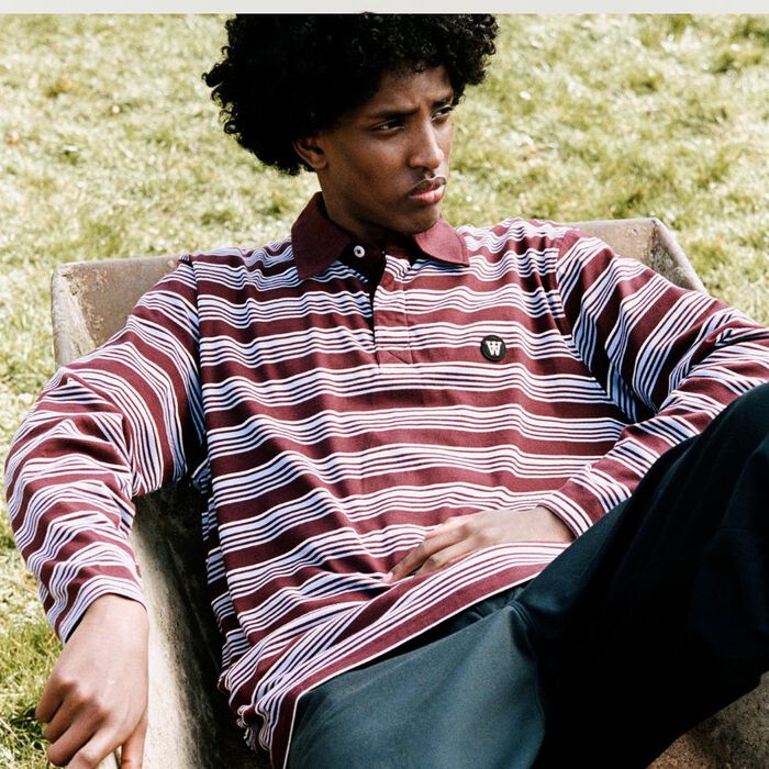 Ung mand i bordeaux polo fra Wood Wood